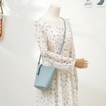 2022 Yeni Yaz Mavi Rahat Mini postacı çantası Kadın Basit Düz Renk Fermuar omuzdan askili çanta Tatlı Küçük Kova Cep Telefonu Çantası