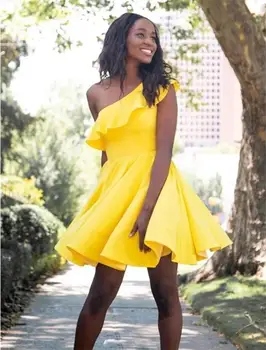 Kısa Sarı Ruffles Mezuniyet Elbiseleri Bir Çizgi Seksi Bir Omuz Yaz Diz Üstü Mezuniyet Parti Elbise Genç Kız Okul